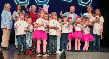 Talent show „Przez Niebieskie Okulary” po raz czwarty w Wieluniu: Niezwykłe występy i ważne przesłanie