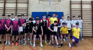 Sukces szkoły w Osjakowie - dziewczęta i chłopcy zdobyli brązowe medale w zawodach koszykówki 3x3