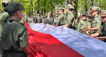Biało-czerwone centrum Wielunia. Harcerze nieśli ponad 100-metrową flagę.