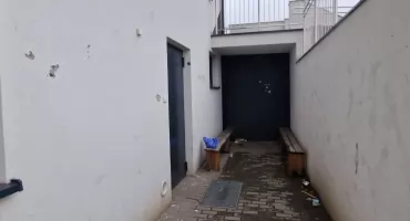 Wandalizm przy boisku w Ostrówku. Zniszczono budynek administracyjny