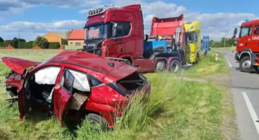 Osobówka zderzyła się z ciężarówką - jedna osoba trafiła do szpitala
