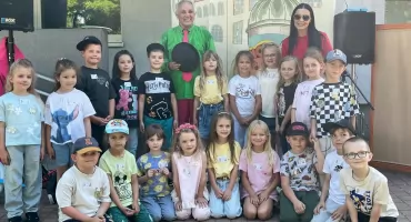 Śmiech, brawa i cyrkowe sztuczki. Kolorowy Nos rozbawił przedszkolaków w Wieluniu