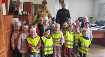 Wyjątkowa wizyta przedszkolaków z Pajęczna - zobaczyli, jak wygląda codzienna praca strażaków