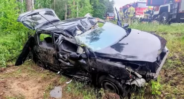 Dramatyczny początek długiego weekendu. Peugeot uderzył w drzewo, lądował śmigłowiec LPR