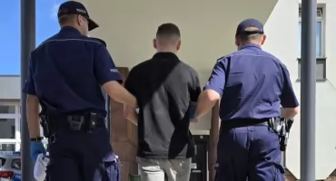 Brutalny napad na sklep. W masce karnawałowej przyłożył klientowi nóż do gardła