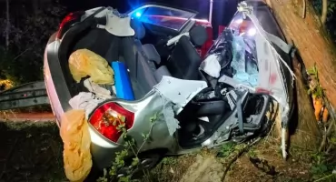 Auto rozbite na drzewie - pięciu nastolatków trafiło do szpitala