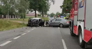Zderzenie dwóch aut na drodze krajowej nr 72 - obydwaj kierowcy trafili do szpitala