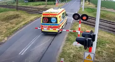 Kompletna głupota kierowcy ambulansu - wjechał na przejazd kolejowy mimo czerwonego światła i opuszczonych rogatek