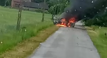 Chwile grozy na drodze - ogień strawił Renault