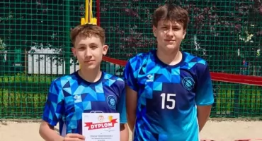 Sukces duetu ze szkoły w Rudzie - chłopcy wywalczyli awans do wojewódzkiego finału zmagań w siatkówce plażowej