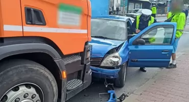 84-latek wjechał pod ciężarówkę! Mężczyzna trafił do szpitala!