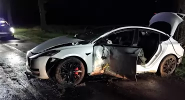 Tesla uderzyła w drzewo w Sędziejowicach. 22-letni kierowca trafił do szpitala
