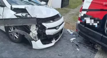 Zderzenie busa i auta osobowego - dwie osoby trafiły do szpitala
