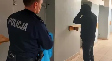 Przed policją schował się w szafie. Zdradziły go... stopy