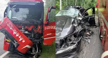 Wypadek pod Bełchatowem - 70-latek z BMW zignorował znak STOP i zderzył się z ciężarówką