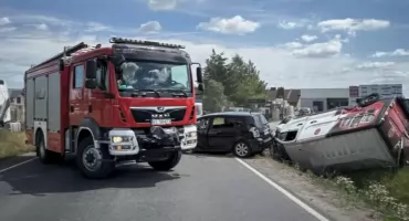 Poważny wypadek na drodze krajowej nr 72 - osobówka zderzyła się z busem 