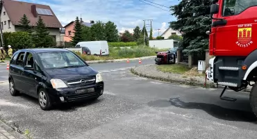 Kolizja samochodu z motorowerem. Jedna osoba trafiła do szpitala