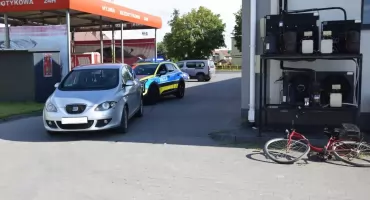 Zdarzenie drogowe na parkingu w Strzelcach Wielkich - poszkodowana rowerzystka trafiła do szpitala