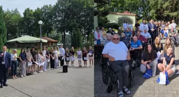 Wyjątkowe chwile w DPS-ie w Bobrownikach - uczniowie przygotowali przedstawienie i kartki 