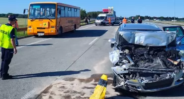 Wypadek na S8, w akcji helikopter Lotniczego Pogotowia Ratunkowego - auto osobowe uderzyło w autobus szkolny