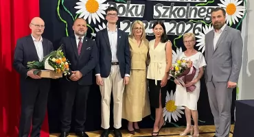 Powiatowe zakończenie roku szkolnego w Wieluniu. Uczniowie i nauczyciele nagrodzeni