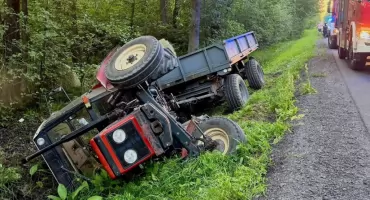 Wypadek koło Radomska. Ciągnik zjechał do rowu, kierujący trafił do szpitala