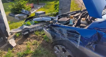 Wypadek pod Pajęcznem. Auto w ogrodzeniu