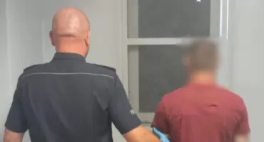 Wybił szybę w aucie, później groził policjantom. 41-latek z zarzutami
