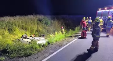 Seat dachował na drodze krajowej nr 11 - w środku były cztery osoby