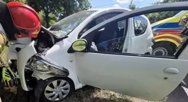 Wysokie temperatury mogą być niebezpieczne dla seniorów - 81-latka zasłabła za kierownicą i uderzyła w drzewo
