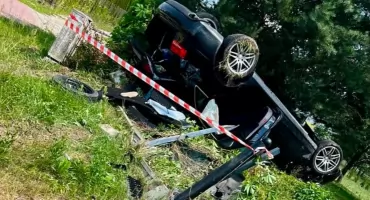 18-latek miał prawo jazdy zaledwie od dwóch miesięcy - przez brawurę rozbił auto na ogrodzeniu jednej z posesji 