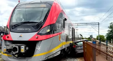 Wjechał autem pod pociąg w centrum miasta - 81-latek zignorował czerwone światło...