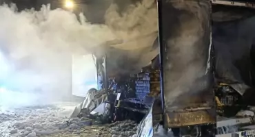 Nocny pożar ciężarówki: Spłonęła naczepa z materiałami budowlanymi