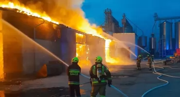 20 zastępów straży walczyło z potężnym pożarem stodoły w gminie Gorzów Śląski 