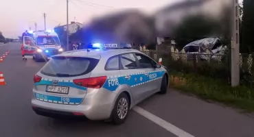 Zasnął za kierownicą, a jego auto dachowało - 24-latek z powiatu wieluńskiego przewieziony do szpitala