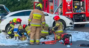 Pożar auta w Wieruszowie - przyczyną błąd mechanika
