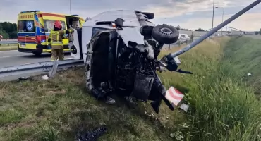Bus uderzył w bariery na trasie S8 - dwie osoby trafiły do szpitala