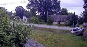 Wypadek na skrzyżowaniu - sprawczyni uciekła z miejsca zdarzenia