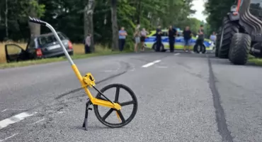 Wypadek z udziałem ciągnika rolniczego i Skody - osobówka uderzyła w drzewo