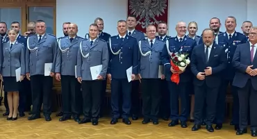 Powiatowe Obchody Święta Policji w Wieluniu: Awanse, wyróżnienia i słowa uznania dla funkcjonariuszy