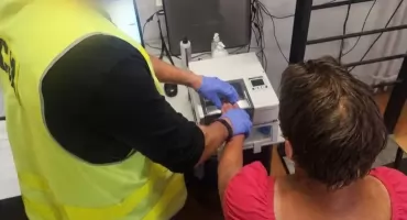 Nie pozwolił jej wyjść po papierosy. Sięgnęła po nóż