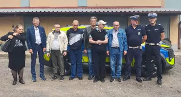 Profilaktyka z wieluńską policją. Rozmawiali o bezpieczeństwie na drogach, oszustwach i zagrożeniach związanych z alkoholem