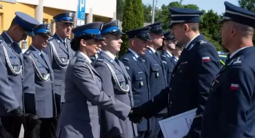 Powiatowe Obchody Święta Policji w Wieruszowie. Były awanse, odznaczenia i podziękowania za codzienną służbę