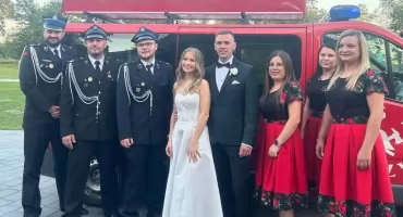Ślub druhny z OSP Gaszyn. Strażacy przygotowali dla nowożeńców niezapomnianą oprawę