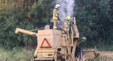 Pożar kombajnu na polu w Szczytach 
