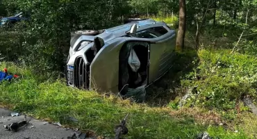 Czołowe zderzenie dwóch aut. 75-latek trafił do szpitala