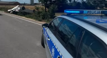 Auto zjechało z drogi i dachowało - 14-latek trafił helikopterem do szpitala