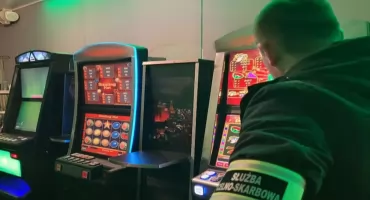 Koniec z nielegalnym hazardem. Zabezpieczono automaty, gotówkę i narkotyki