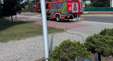 Poważne szkody po przejeździe kombajnu w Załęczu Wielkim. Policja szuka kierującego