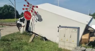 Zderzenie busa z drezyną na przejeździe kolejowym - wszystko przez zlekceważenie znaków drogowych